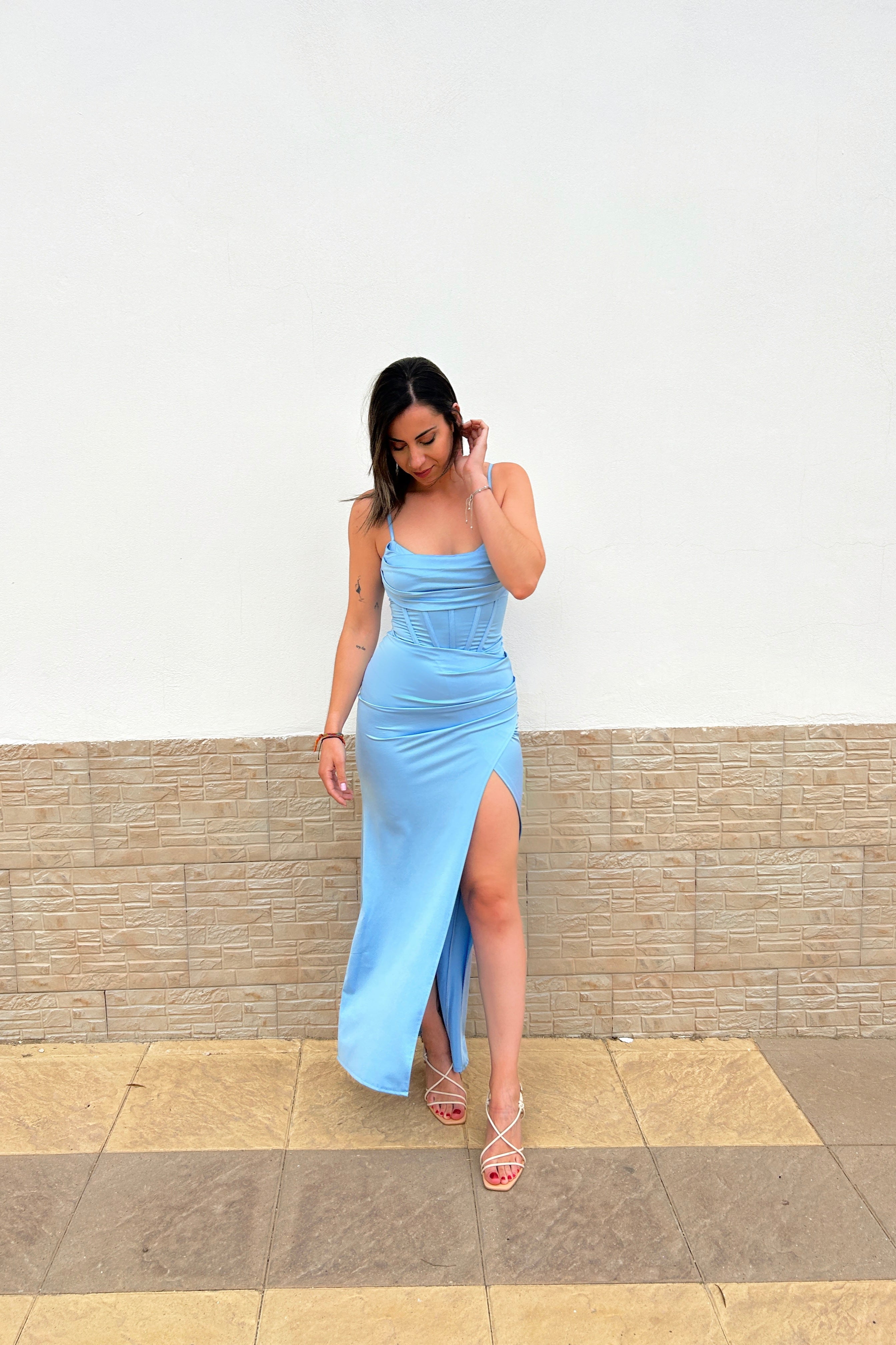 Abito in raso azzurro con scollo a corsetto