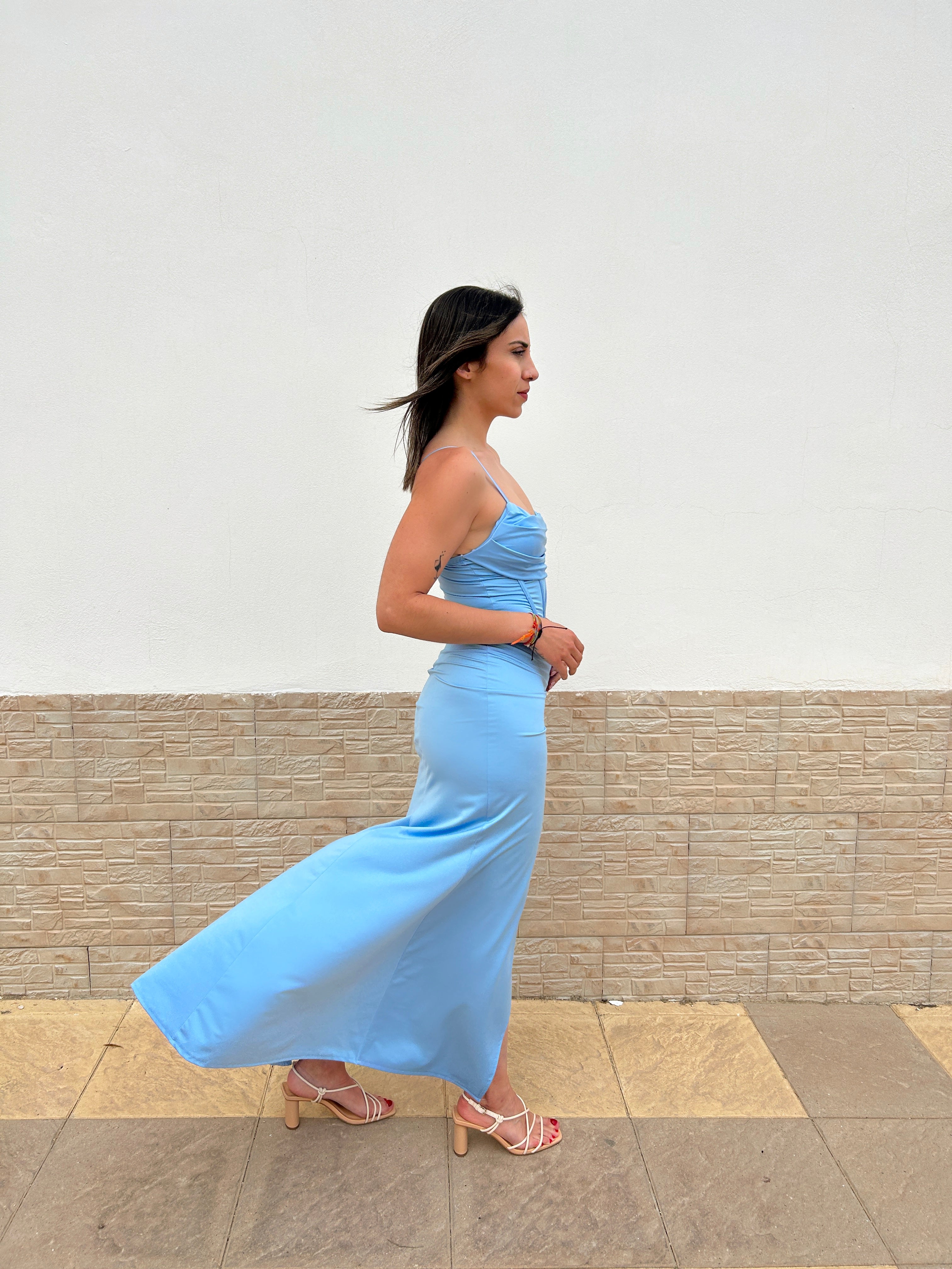 Abito in raso azzurro con scollo a corsetto