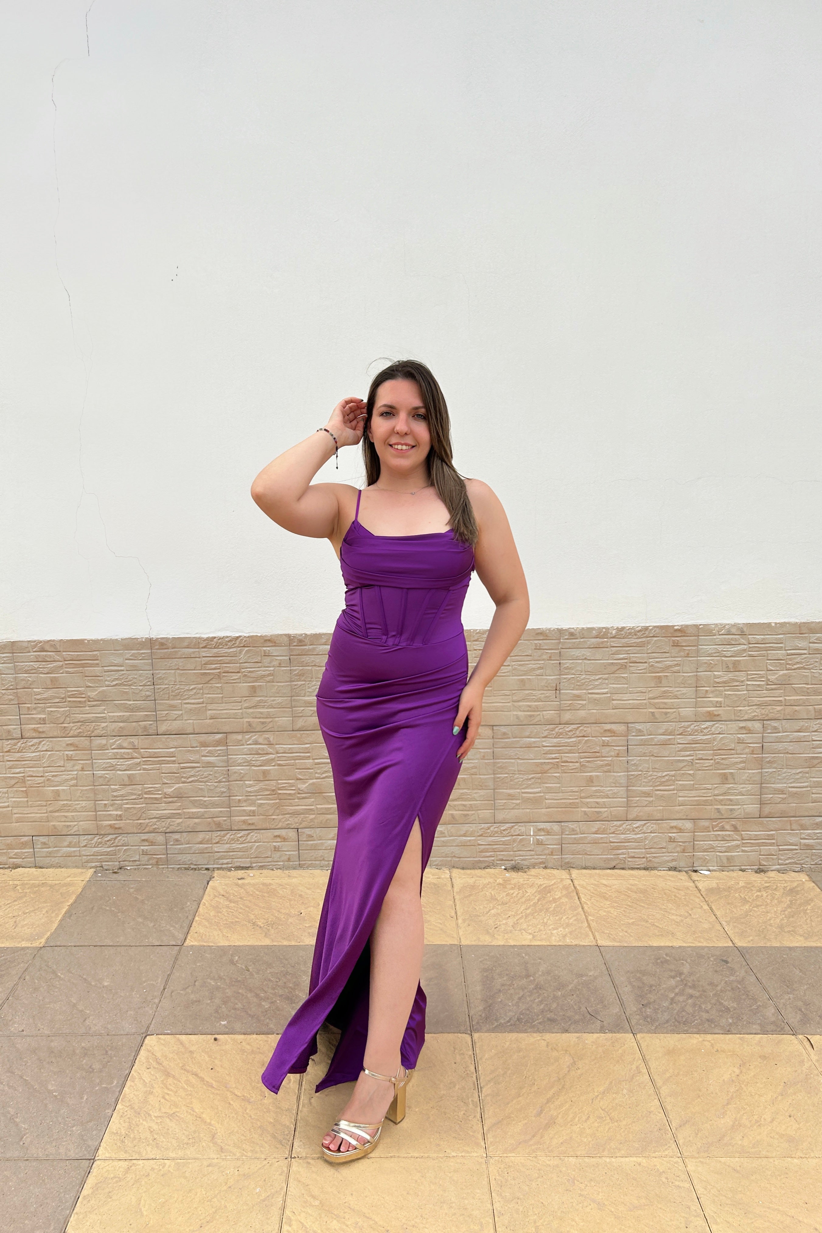 Abito in satin viola con scollo a corsetto