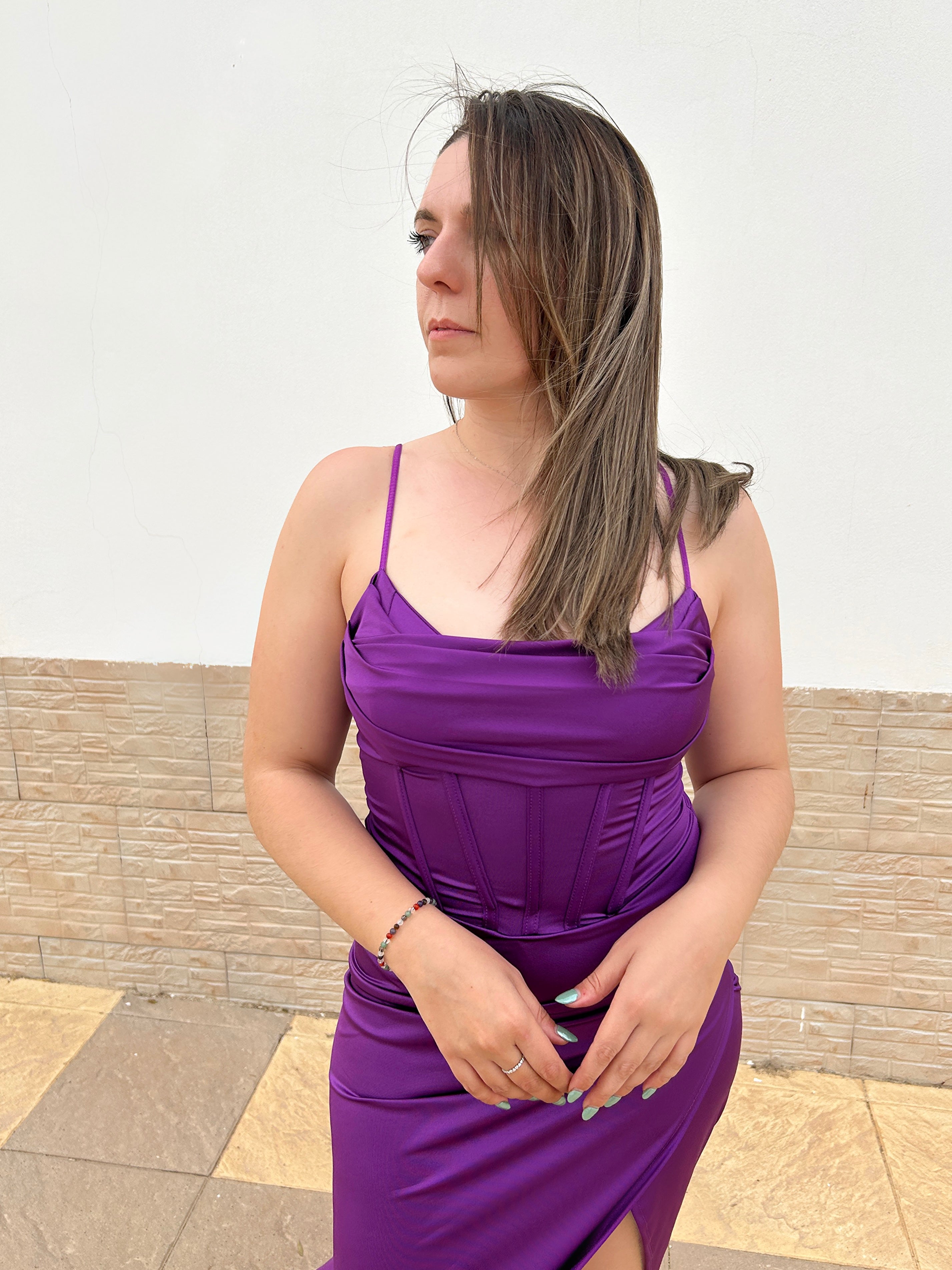 Abito in satin viola con scollo a corsetto