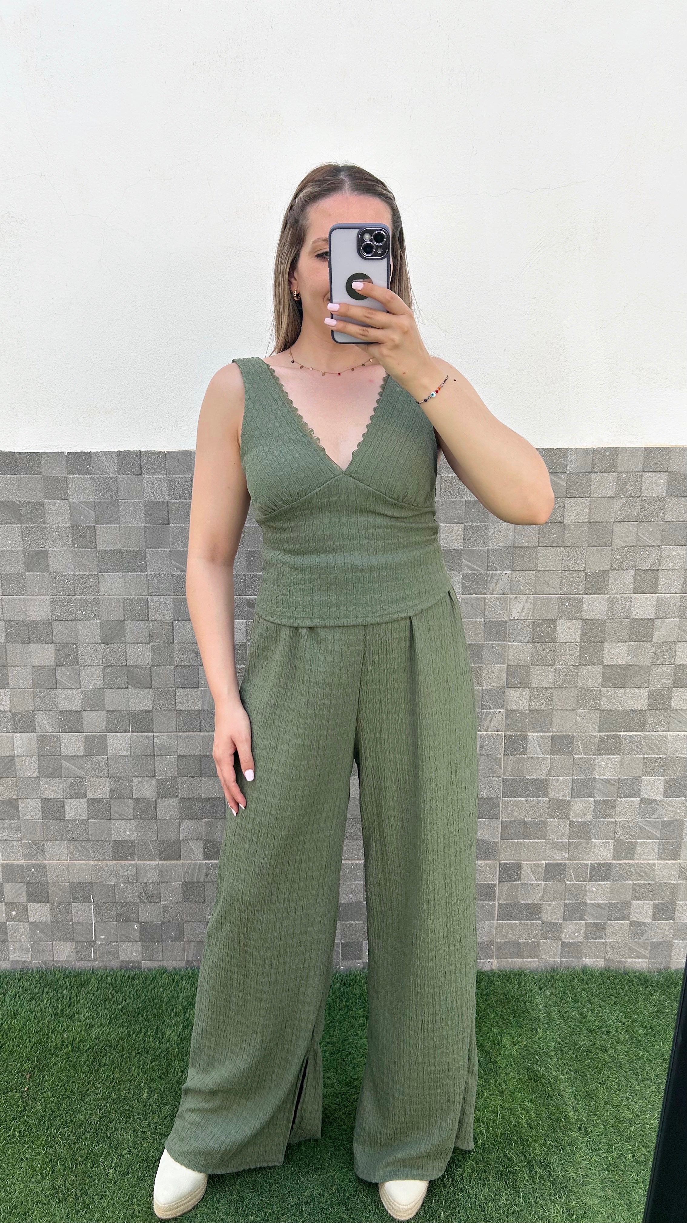 Conjunto escote pico encaje caqui