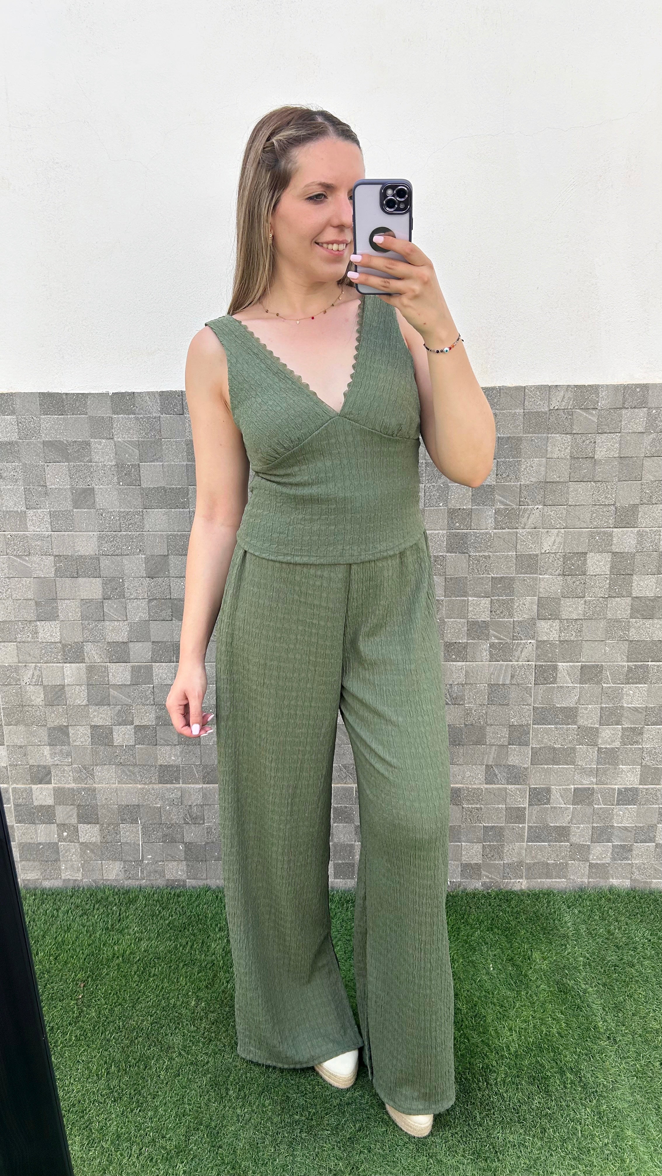 Conjunto escote pico encaje caqui