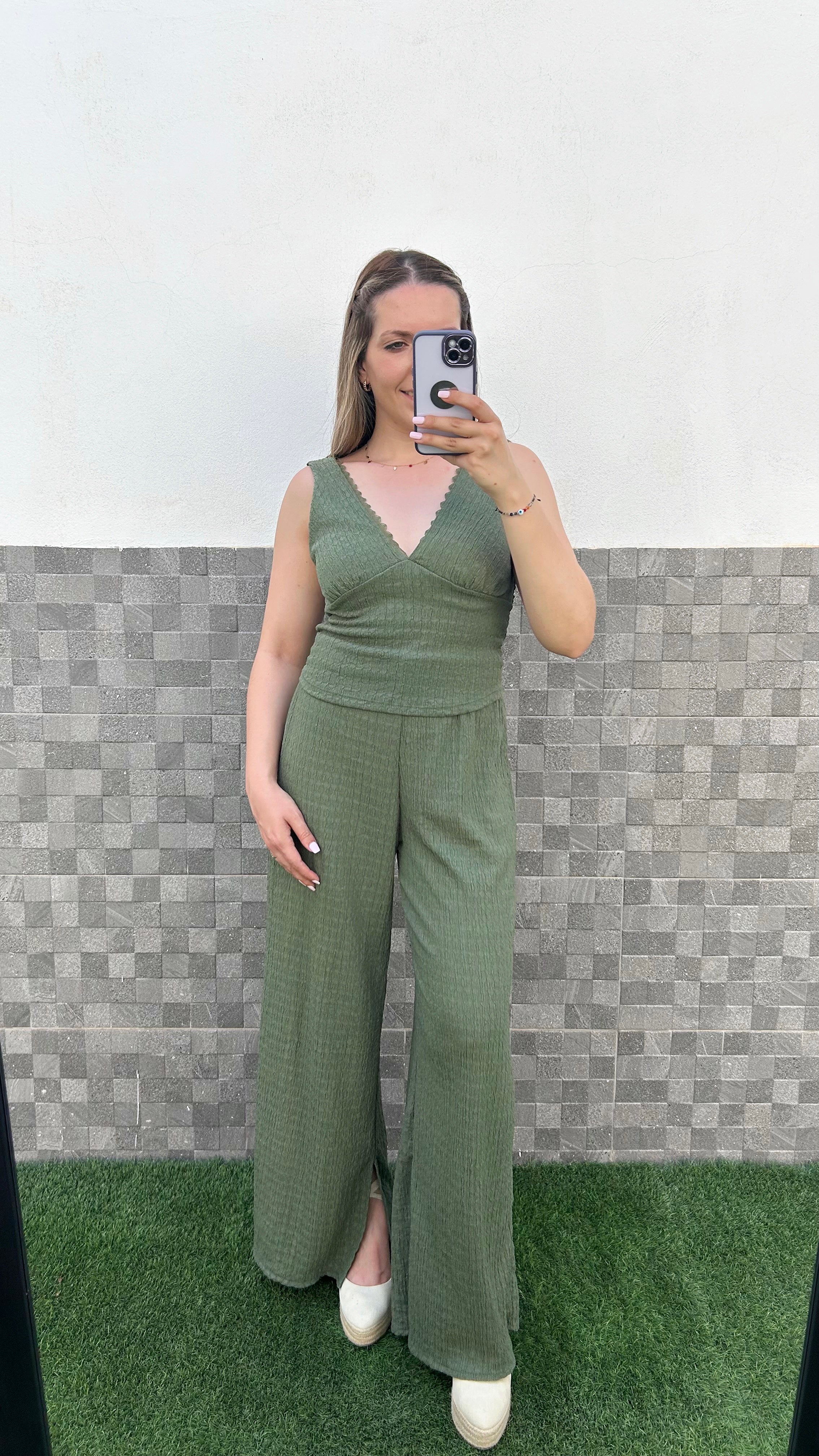 Conjunto escote pico encaje caqui