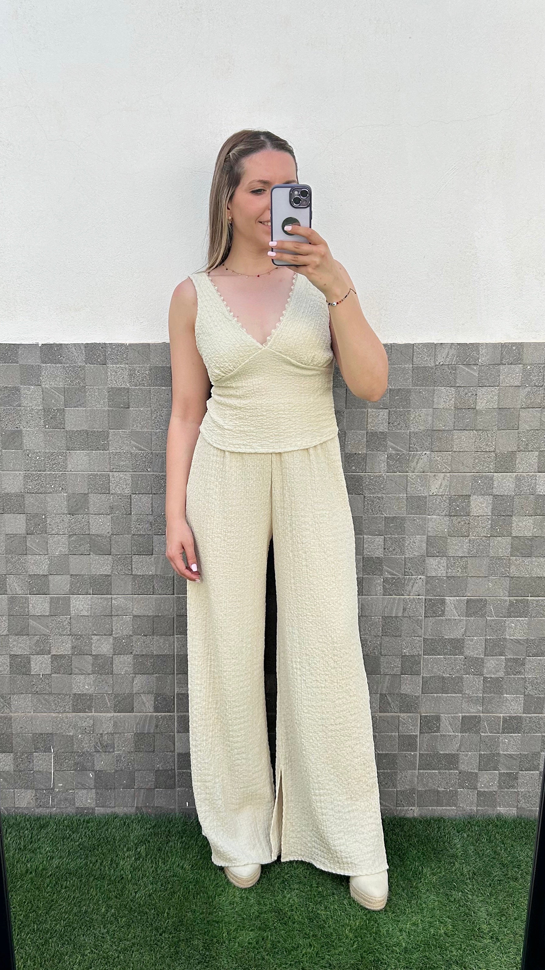 Conjunto escote pico encaje beige