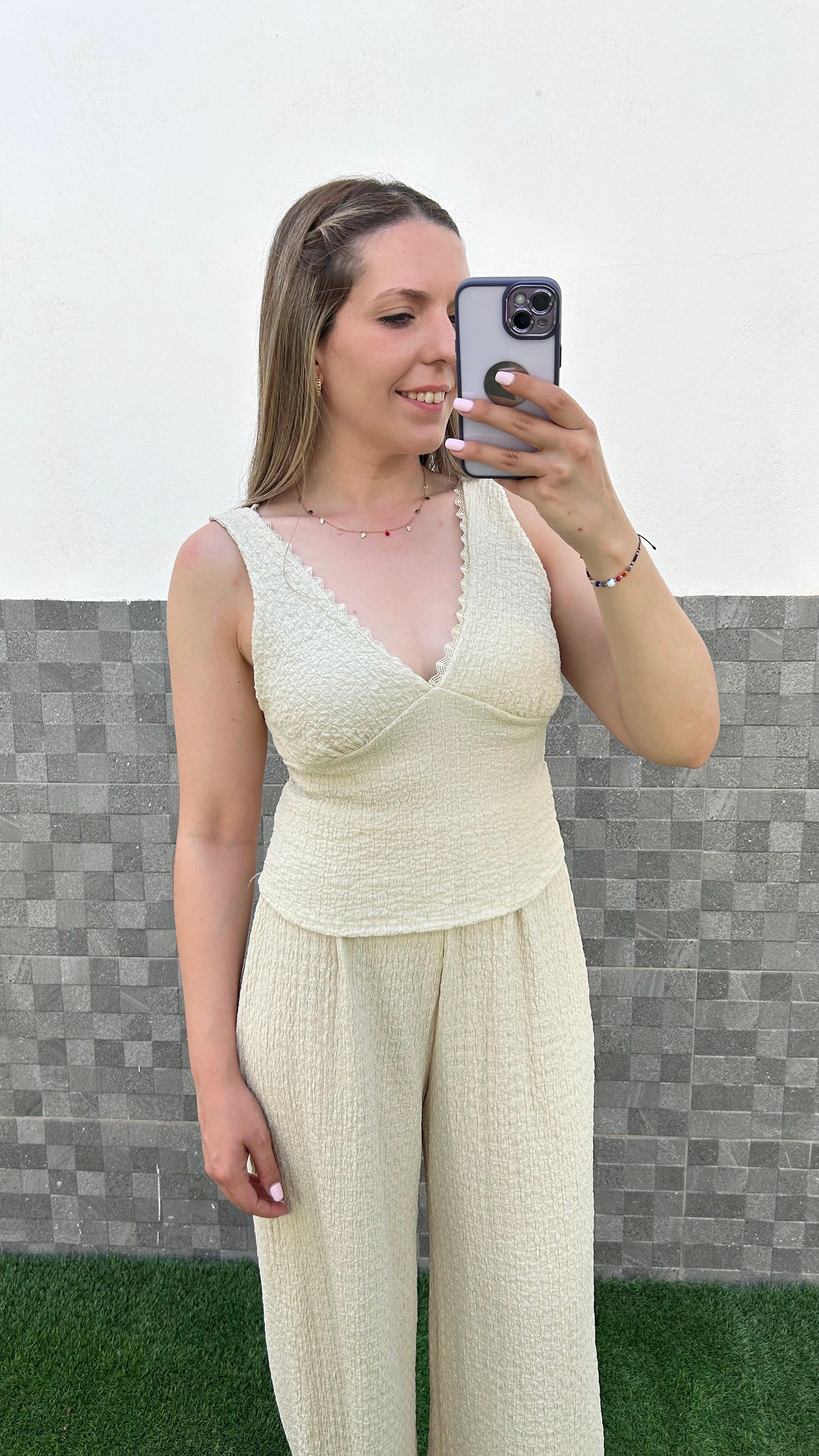 Conjunto escote pico encaje beige