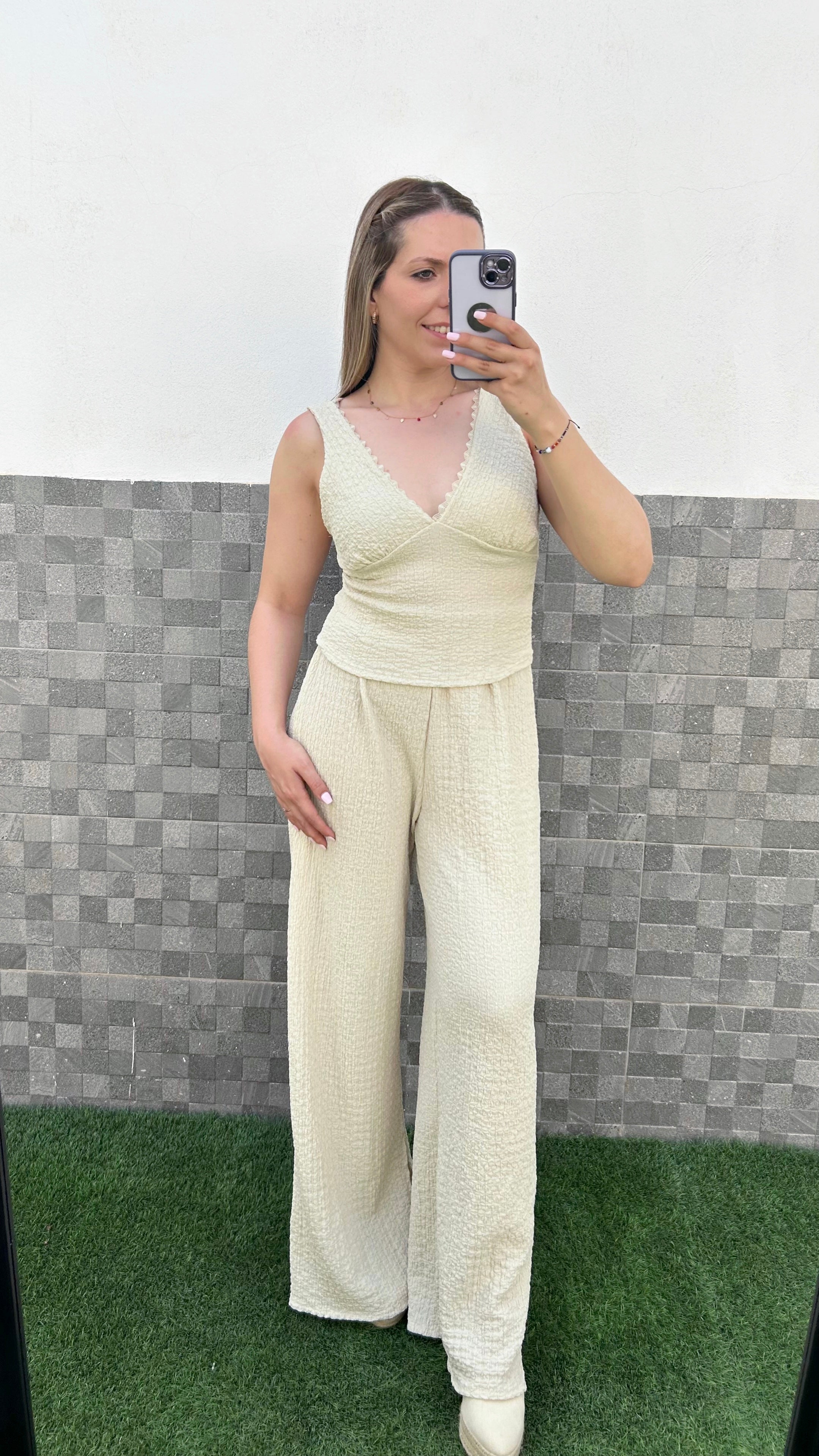 Conjunto escote pico encaje beige