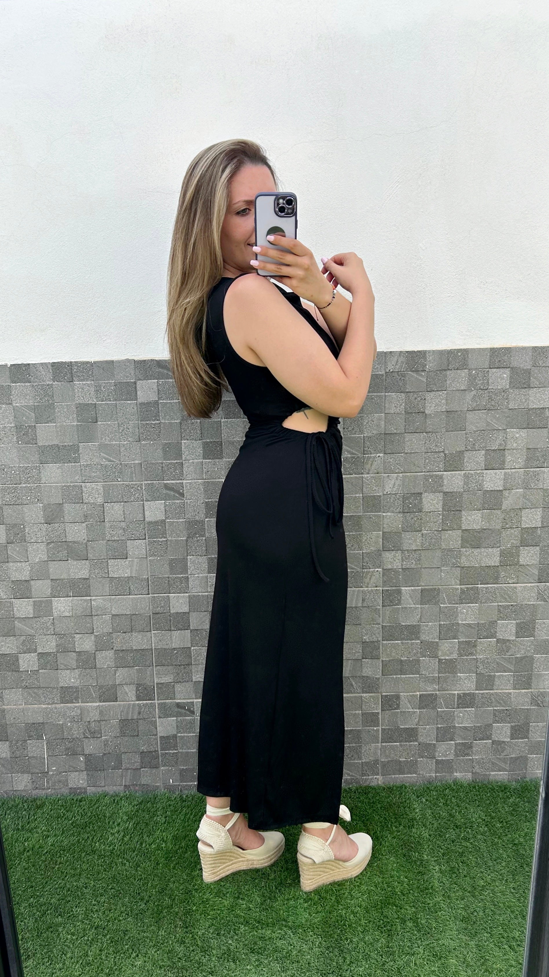Vestido midi canale abertura lazada negro