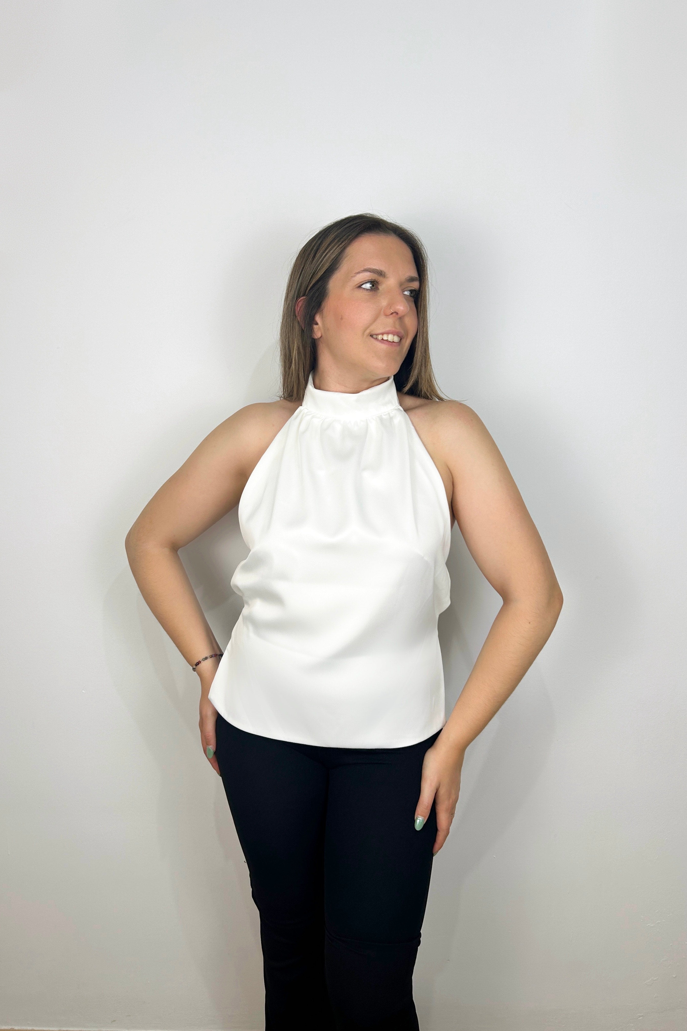 Top in raso con fiocco bianco sul retro