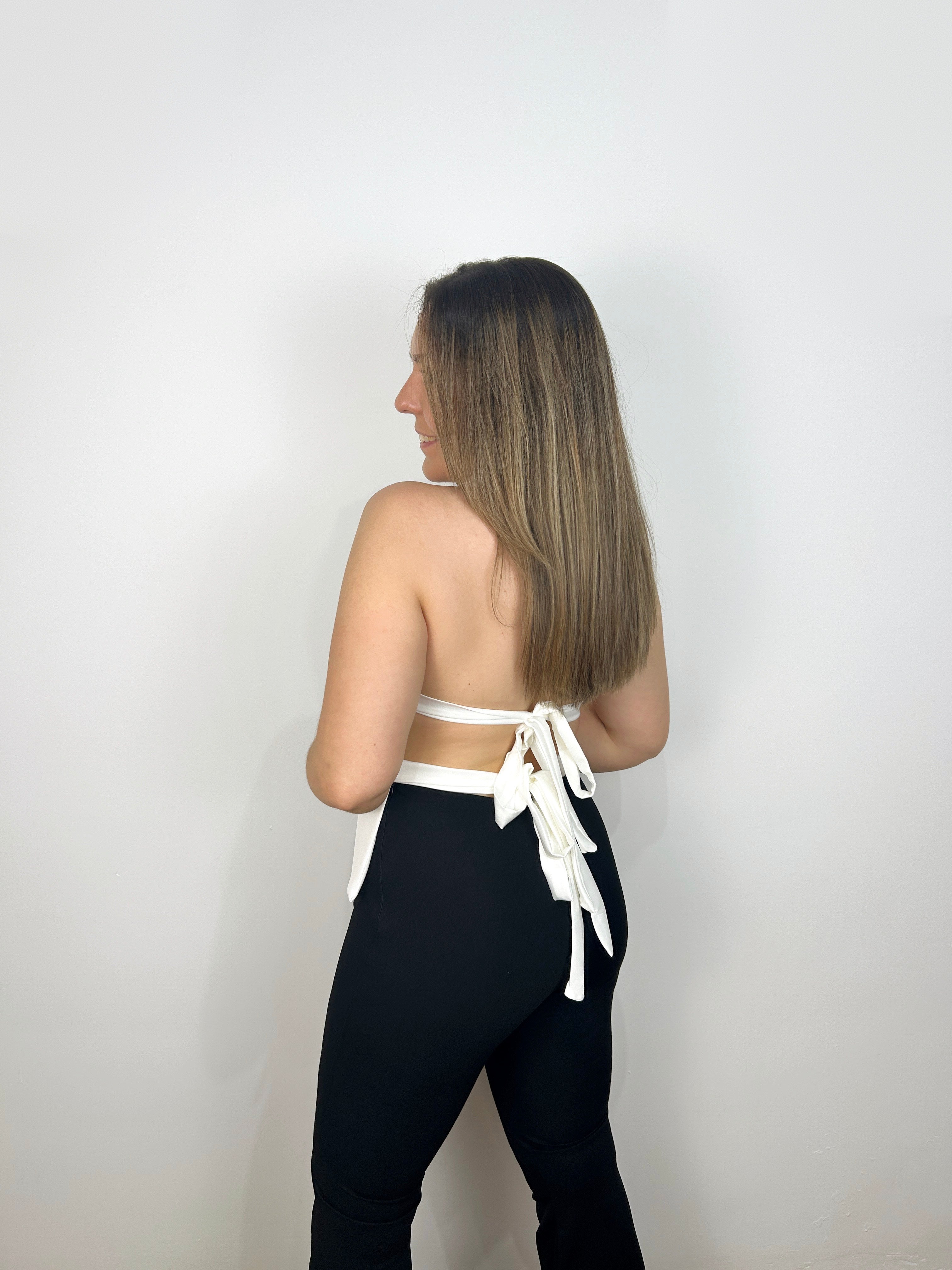 Top in raso con fiocco bianco sul retro