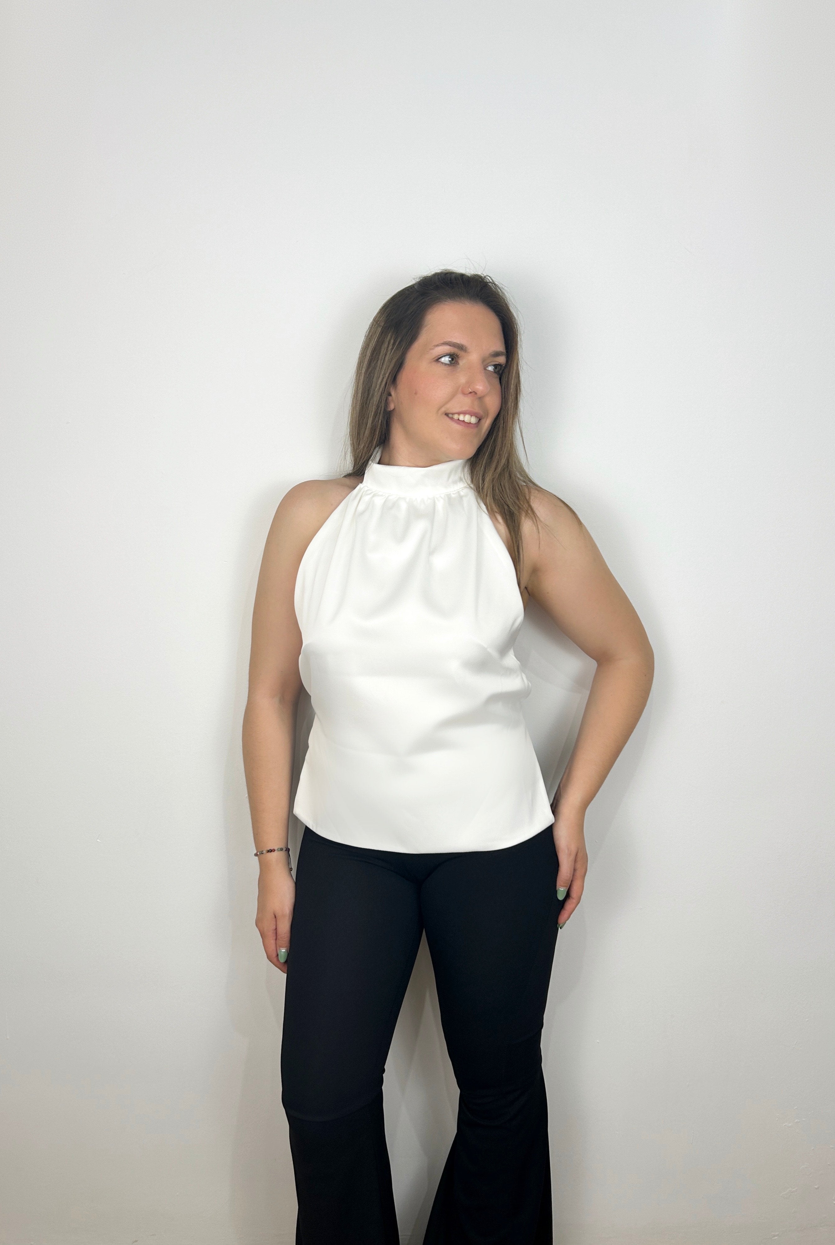 Top in raso con fiocco bianco sul retro